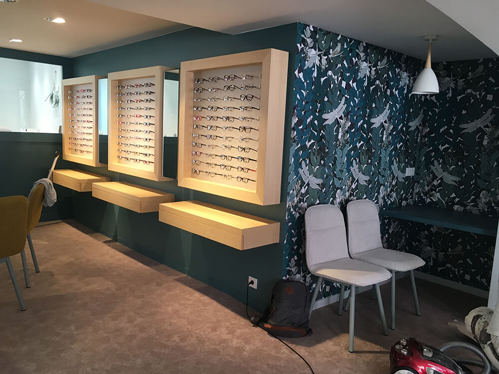 Aménagement intérieure : peinture et pose de papier peint chez un opticien à Lyon 5